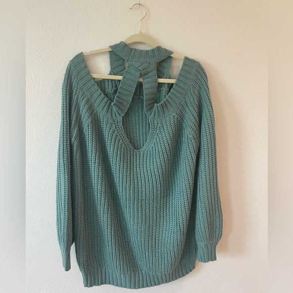 Perfectly Priscilla | NWOT Cold Shoulder Sweater | Size 3X - Picture 2 of 3